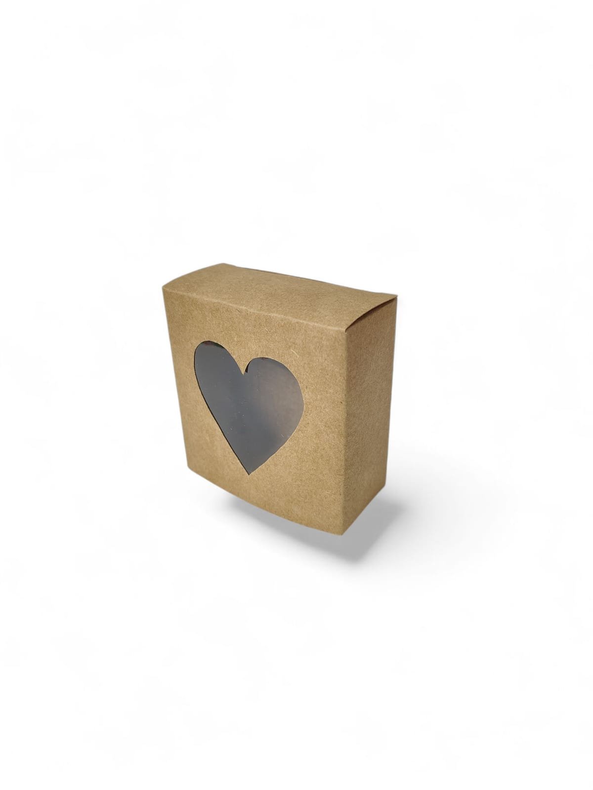 Caja KRAFT corazon 8X8X3.5cm con visor de acetato corazon .